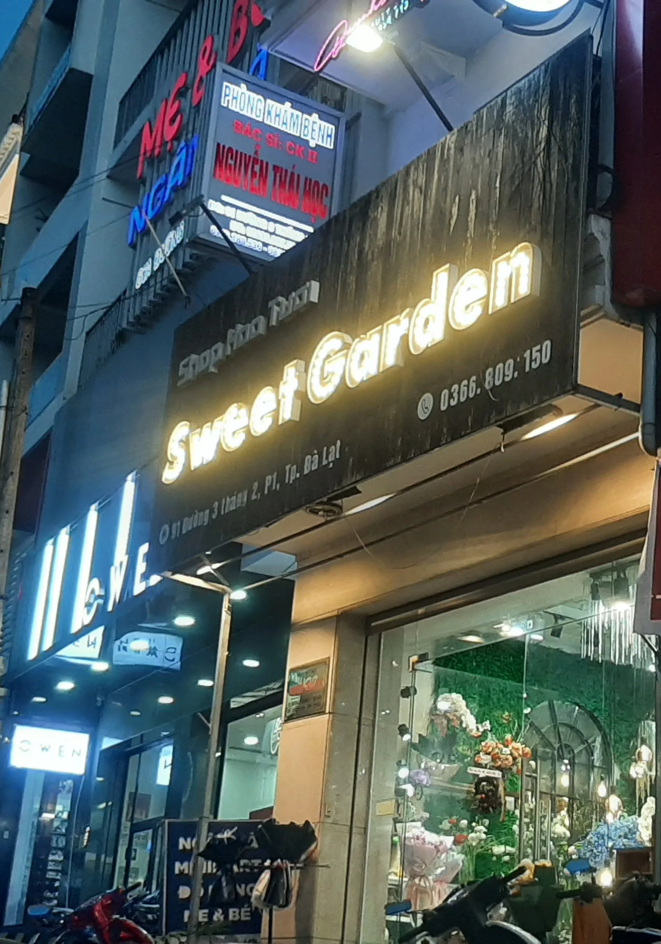 Bàn làm hoa của Sweet Garden với kéo, dây và giấy gói