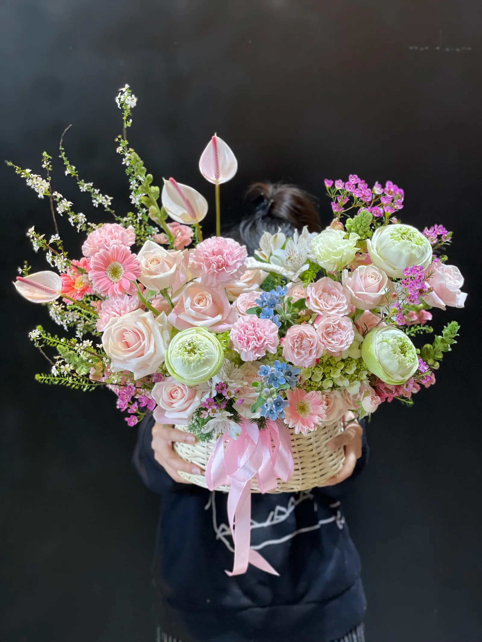 Bó hoa cẩm tú cầu xanh đặt trên bàn gỗ tại Sweet Garden