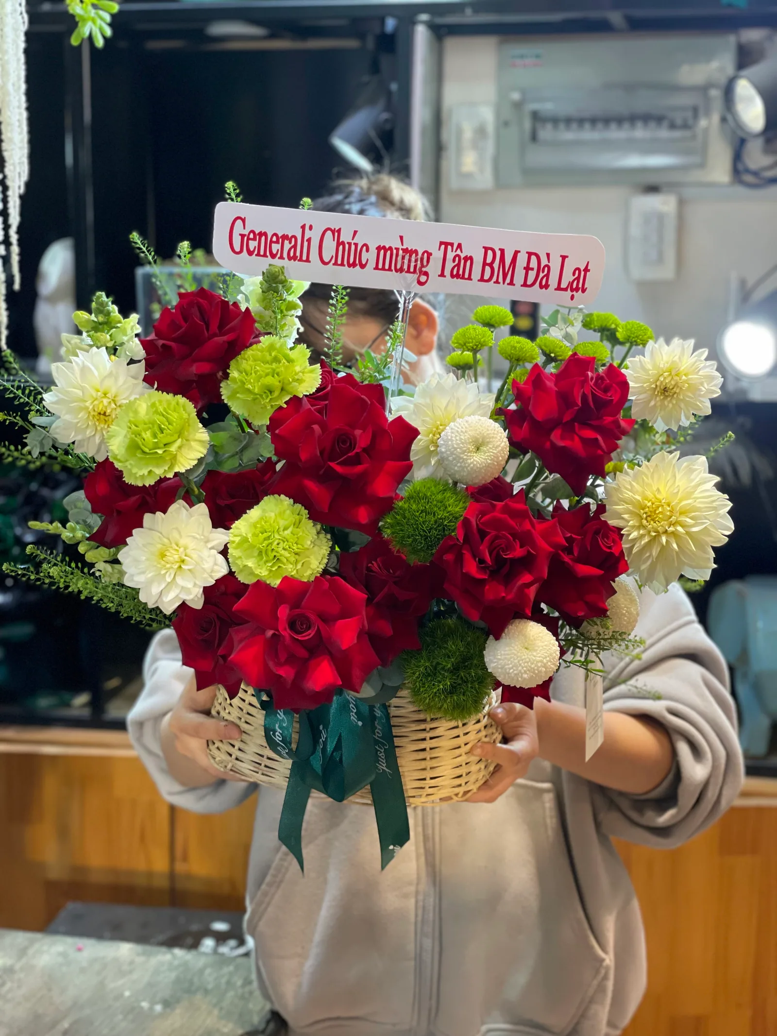 Bó hoa được kết tay đang chờ giao đi tại Sweet Garden