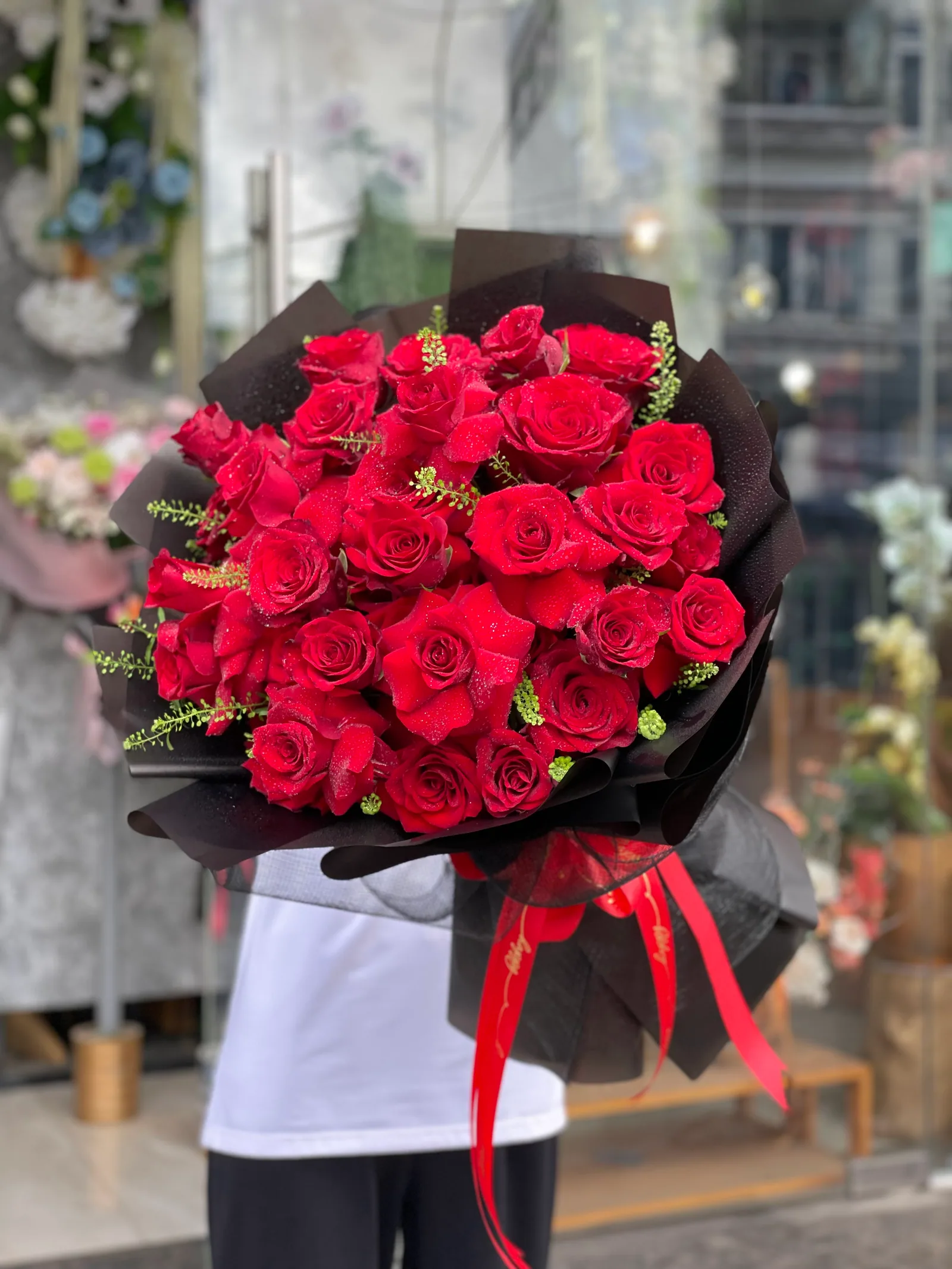 Bó hoa hồng đỏ kết tay làm quà tặng tại Sweet Garden